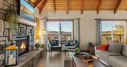 WOW! 4BR Cabin w/ EPIC Lake Views, Hot Tub, Lake Access. Arcade Games. Pets OK