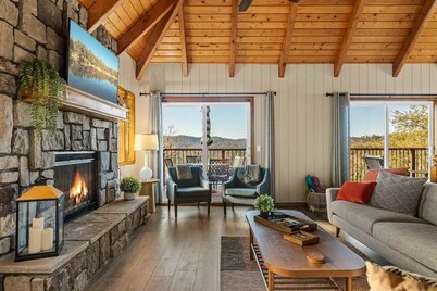 WOW! 4BR Cabin w/ EPIC Lake Views, Hot Tub, Lake Access. Arcade Games. Pets OK