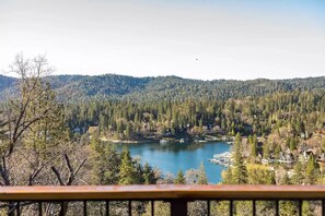 Property grounds - WOW! 4BR Cabin w/ EPIC Lake Views, Hot Tub, Lake Access. Arcade Games. Pets OK (Lake Arrowhead)