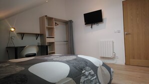 4 chambres, bureau, fer et planche à repasser, lit parapluie