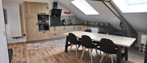 Kühlschrank, Mikrowelle, Ofen, Herdplatte