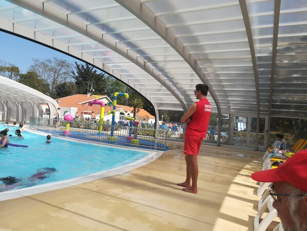 Piscine intérieure, piscine extérieure