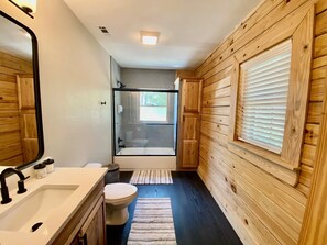 Kylpyamme, hiustenkuivaaja, pyyhkeet