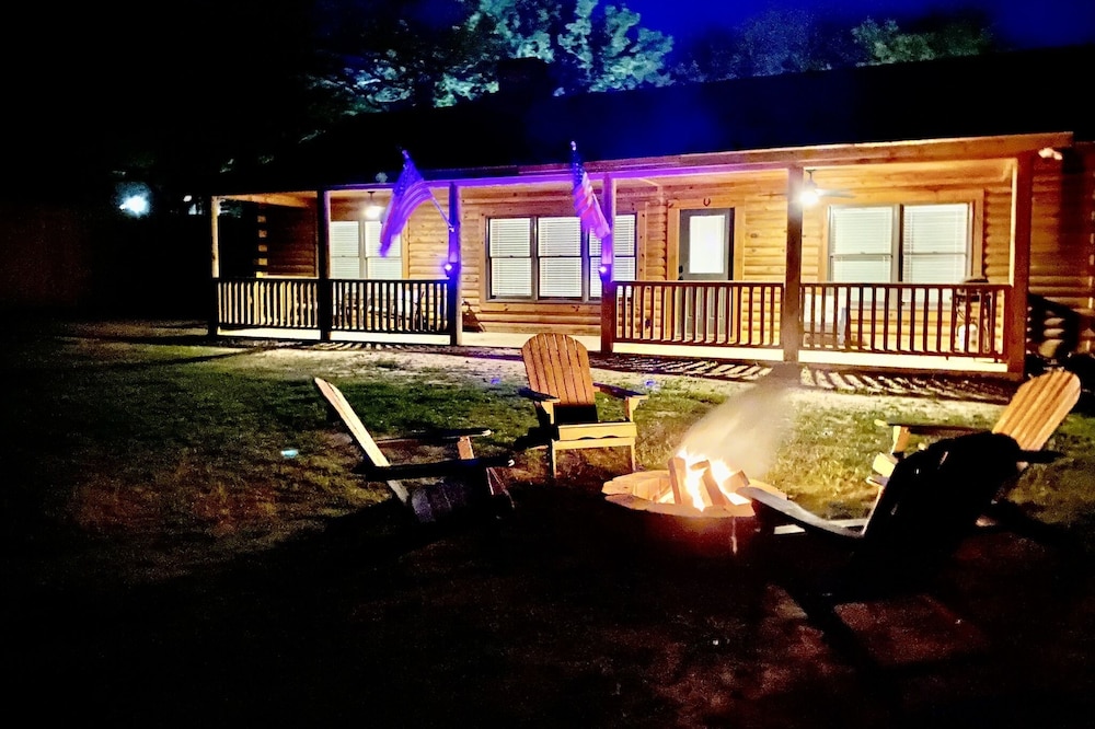 Cabin at Chitt's Creek , Welcome to Chitt's Creek!