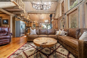 Living area - Three houses on 160 Acres | Perfect for Large Family Gatherings (Coweta)