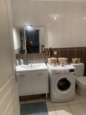 Shower, towels - Attractive T2 garden level, 7 minutes from the beaches (Seignosse)