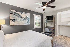 4 bedrooms, desk, free WiFi, bed sheets - C Gull's Hideaway Sleeps 8, new pool (St Simons Island)