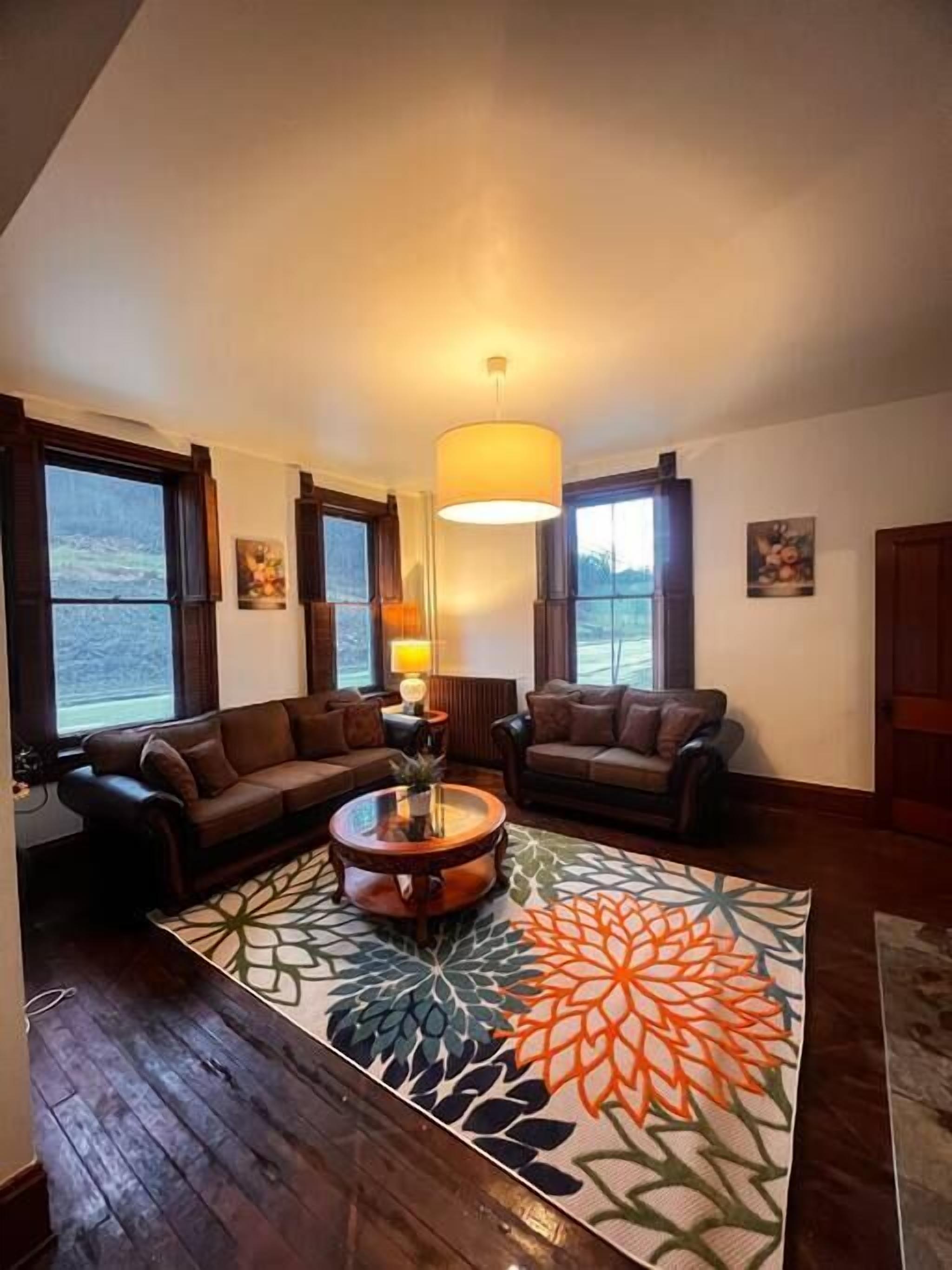 Regal Spacious House with Amazing Cincy View All Queen Beds