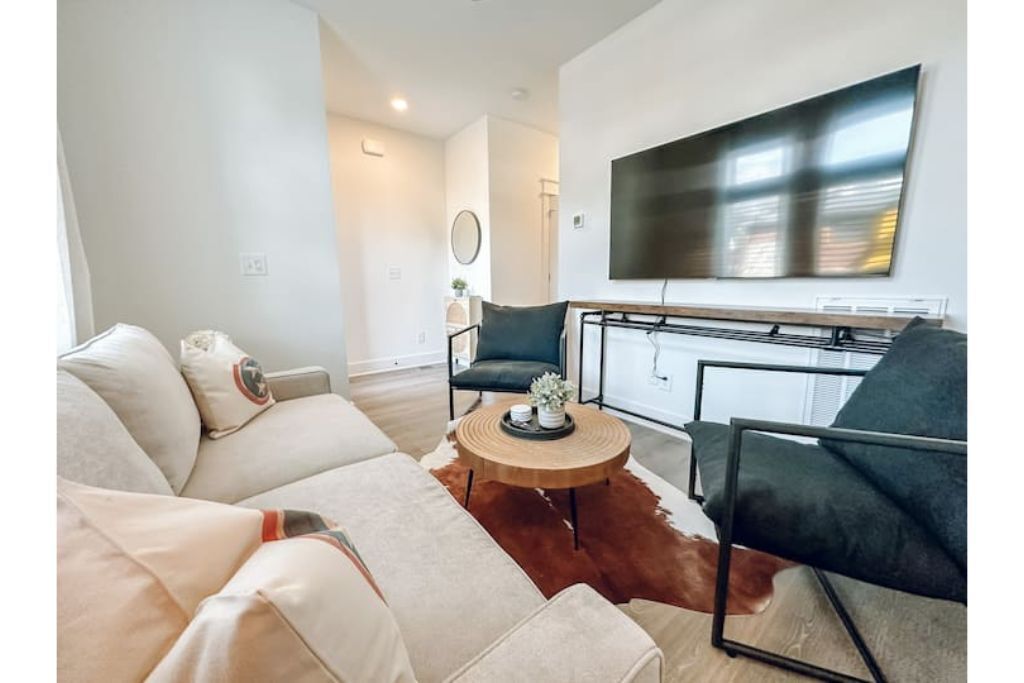 East Nashville Townhome - 8 Minutes to Broadway!