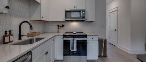 Een koelkast, een microgolfoven, een oven, een kookplaat