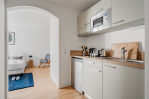 Zimmer | Eigene Küche | Mini-Kühlschrank, Mikrowelle, Ofen, Herdplatte
