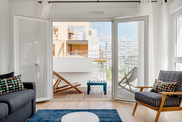 Apartamento superior | Zona de estar | Una televisión de pantalla plana, una oficina