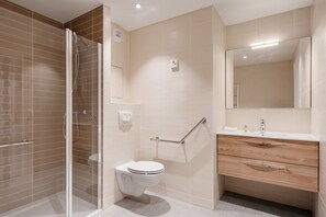 Dusche, kostenlose Toilettenartikel, Haartrockner, Handtücher