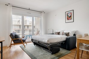 Appartement Familial | Coin séjour | Télévision à écran plat, espaces bureaux