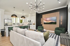 TV, offices - Paradise Palace Best Rooftop in HTX w/ Hot Tub (Houston)