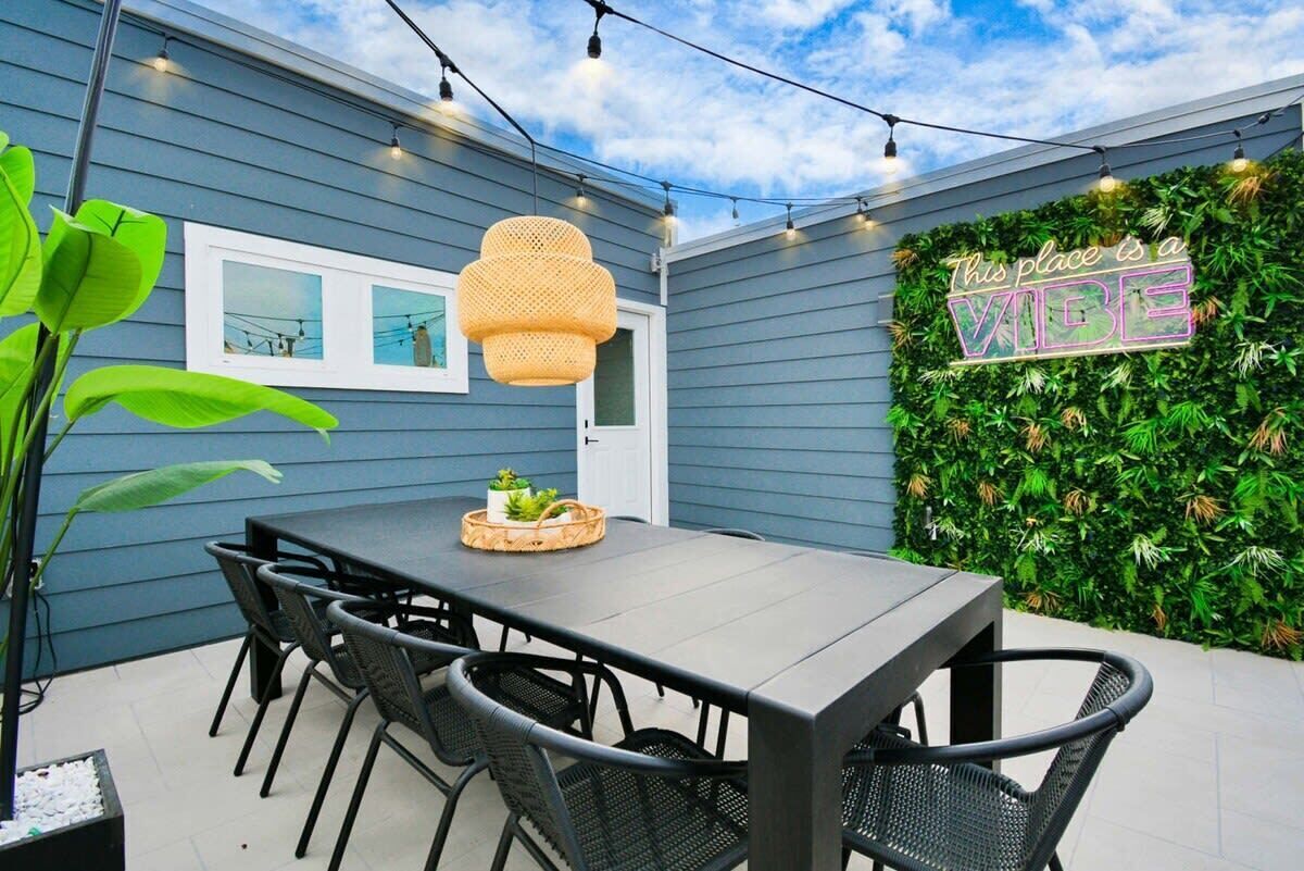 Outdoor seating for 10 with our large green backdrop wall for stunning group photos. Enjoy a meal on our rooftop with all your guests.