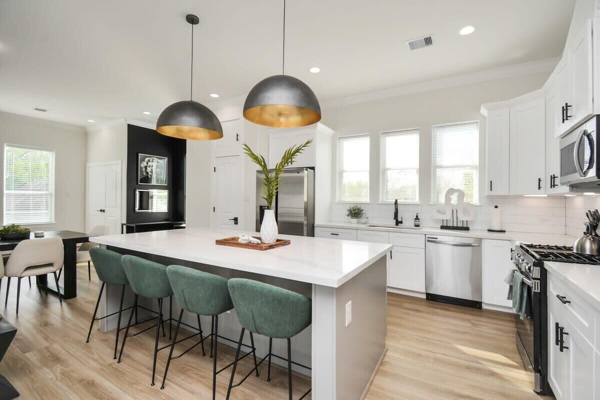 Køleskab, mikrobølgeovn, ovn, kogeplade