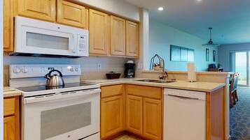 Refrigerador, microondas, horno y parrilla de estufa