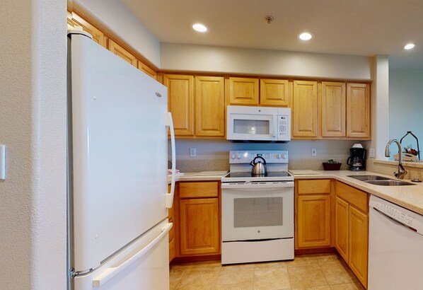 Fridge, microwave, oven, stovetop - Whale Pointe - Ocean Front 2Bd2Ba - Assignment 6 (Depoe Bay)