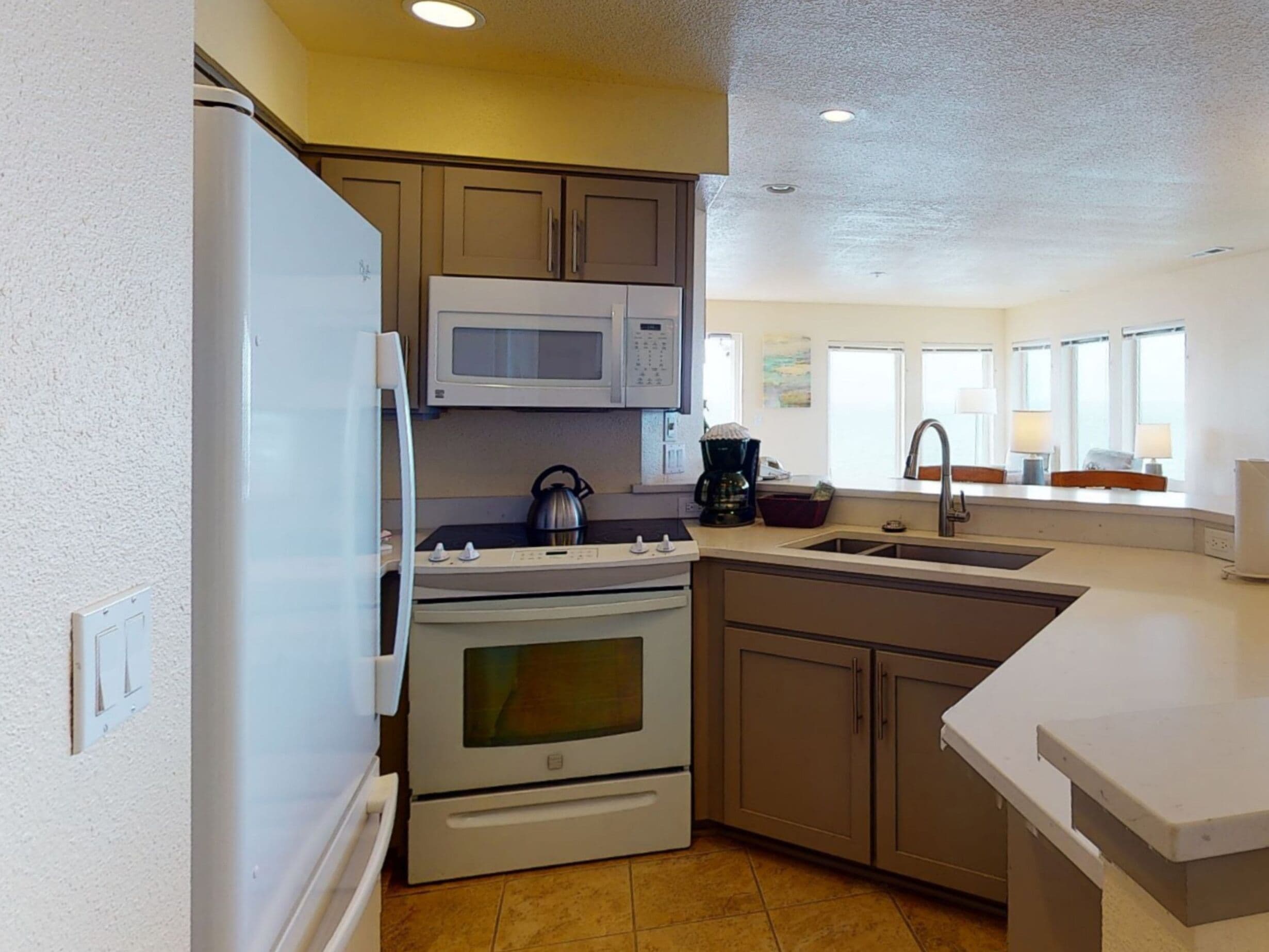Coffee/tea maker, fridge, microwave, oven