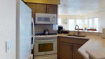 Coffee/tea maker, fridge, microwave, oven