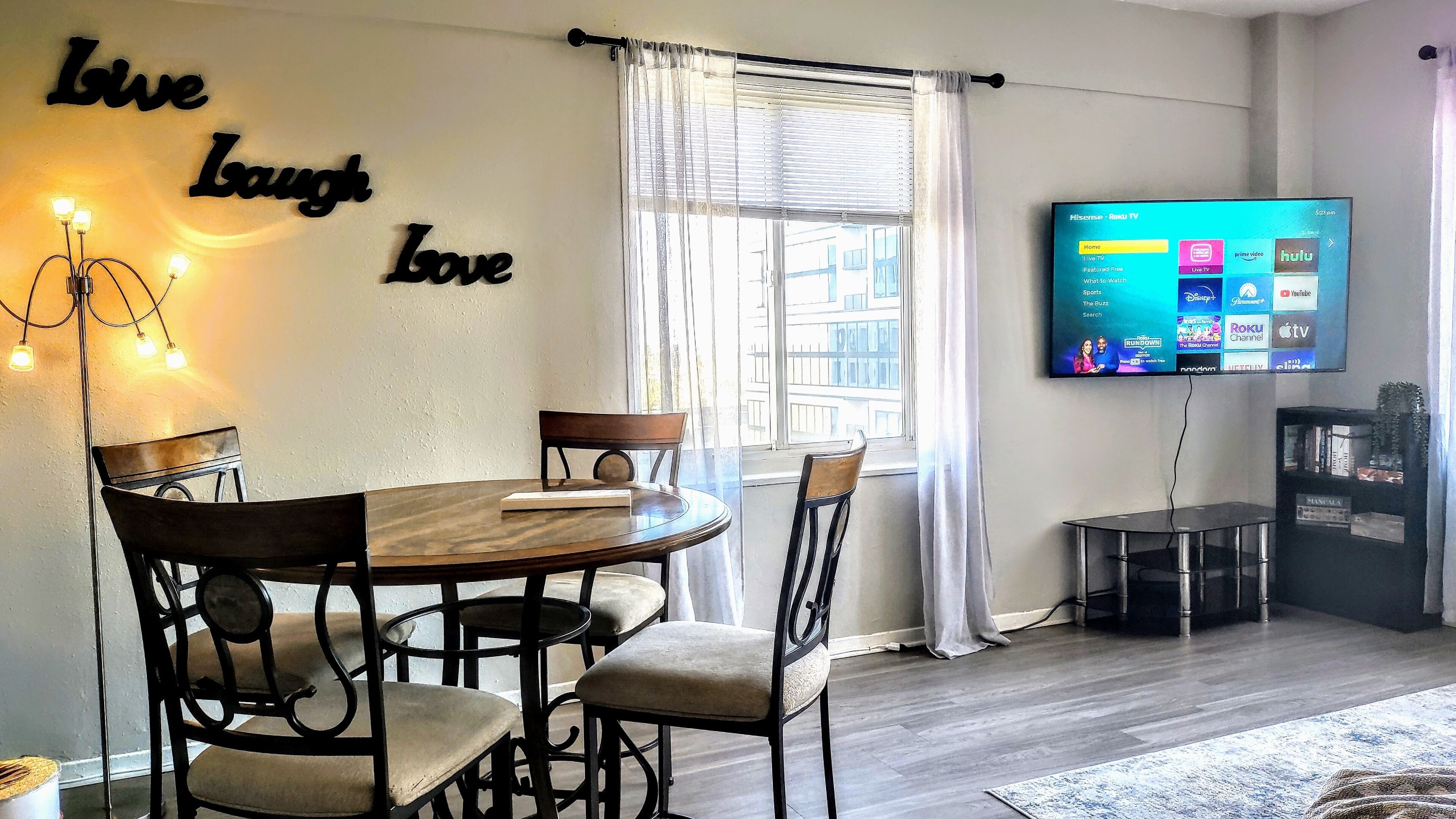 Pet Friendly and Close to Everything! Walkable/Central