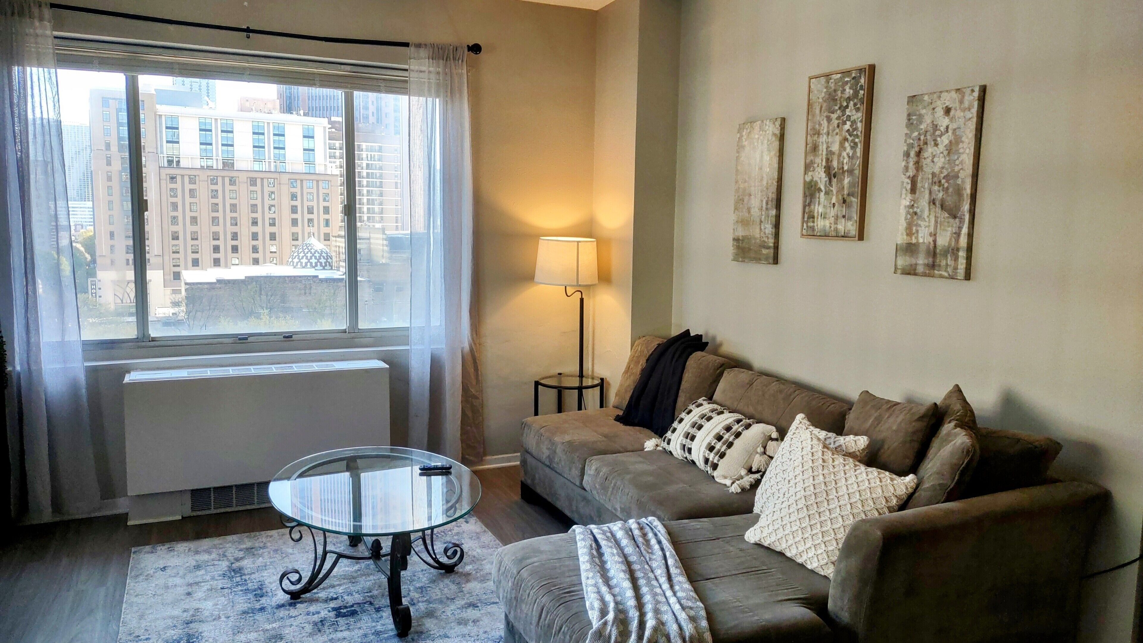 Pet Friendly and Close to Everything! Walkable/Central