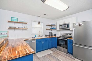 Fridge, microwave, oven, stovetop - ONE More Happy Day-3BR/3BA Beach House-Sleeps 11 (North Myrtle Beach)