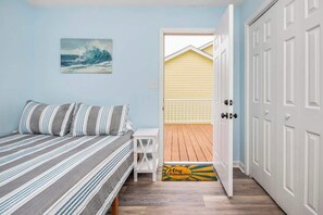 3 habitaciones, escritorio y tabla de planchar con plancha 