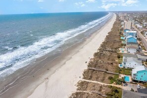 A coastal area with a beach and a row of houses along the shore. - ONE More Happy Day-3BR/3BA Beach House-Sleeps 11 (North Myrtle Beach)