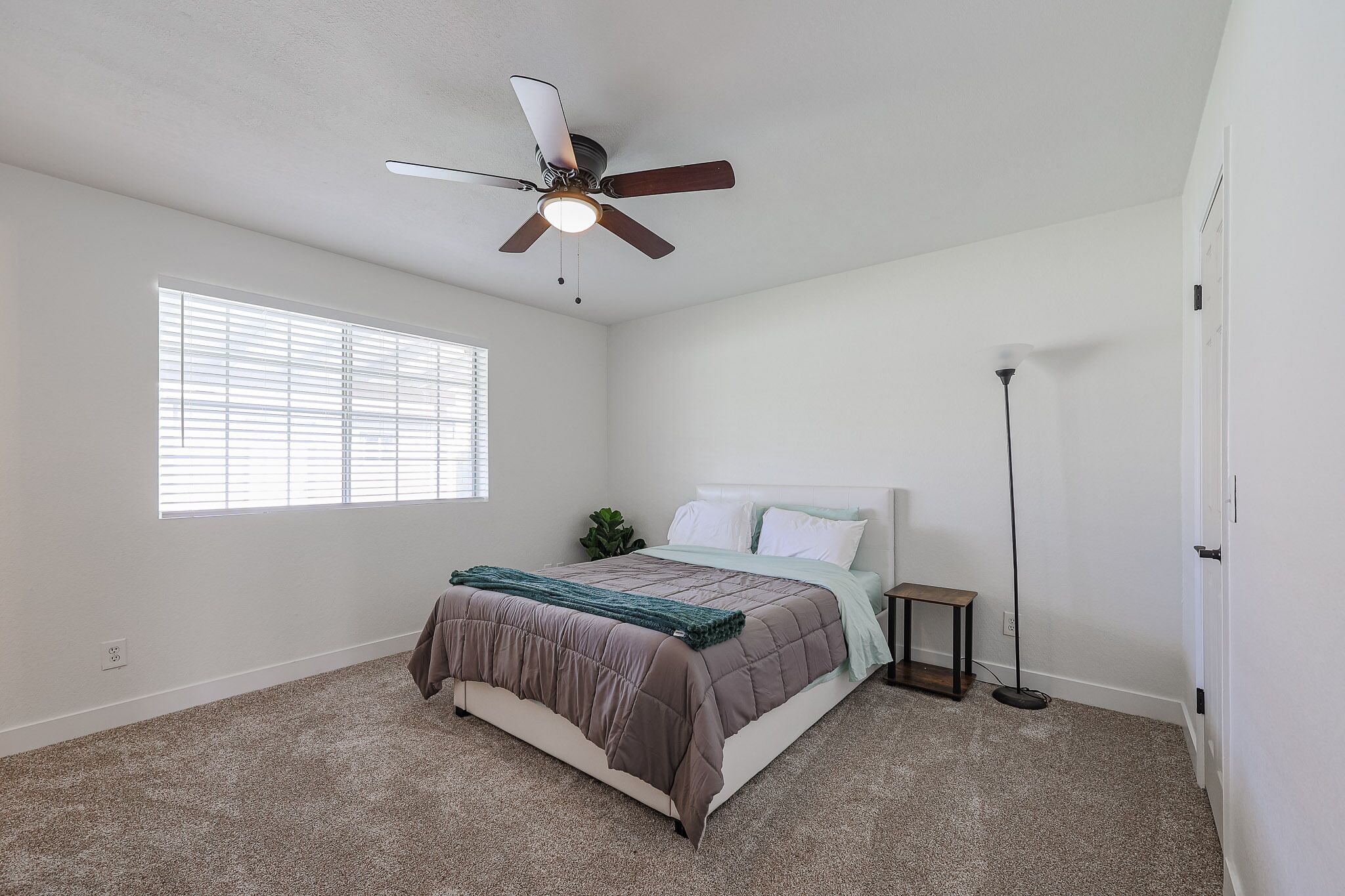 3 bedroom Modern Farmhouse Near Downtown Gilbert