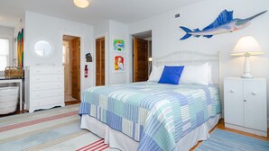 Una camera da letto con un letto, un comodino, una cassettiera e una lampada a parete.
