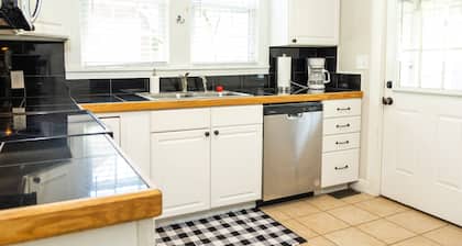Charming cottage near downtown Opelika!