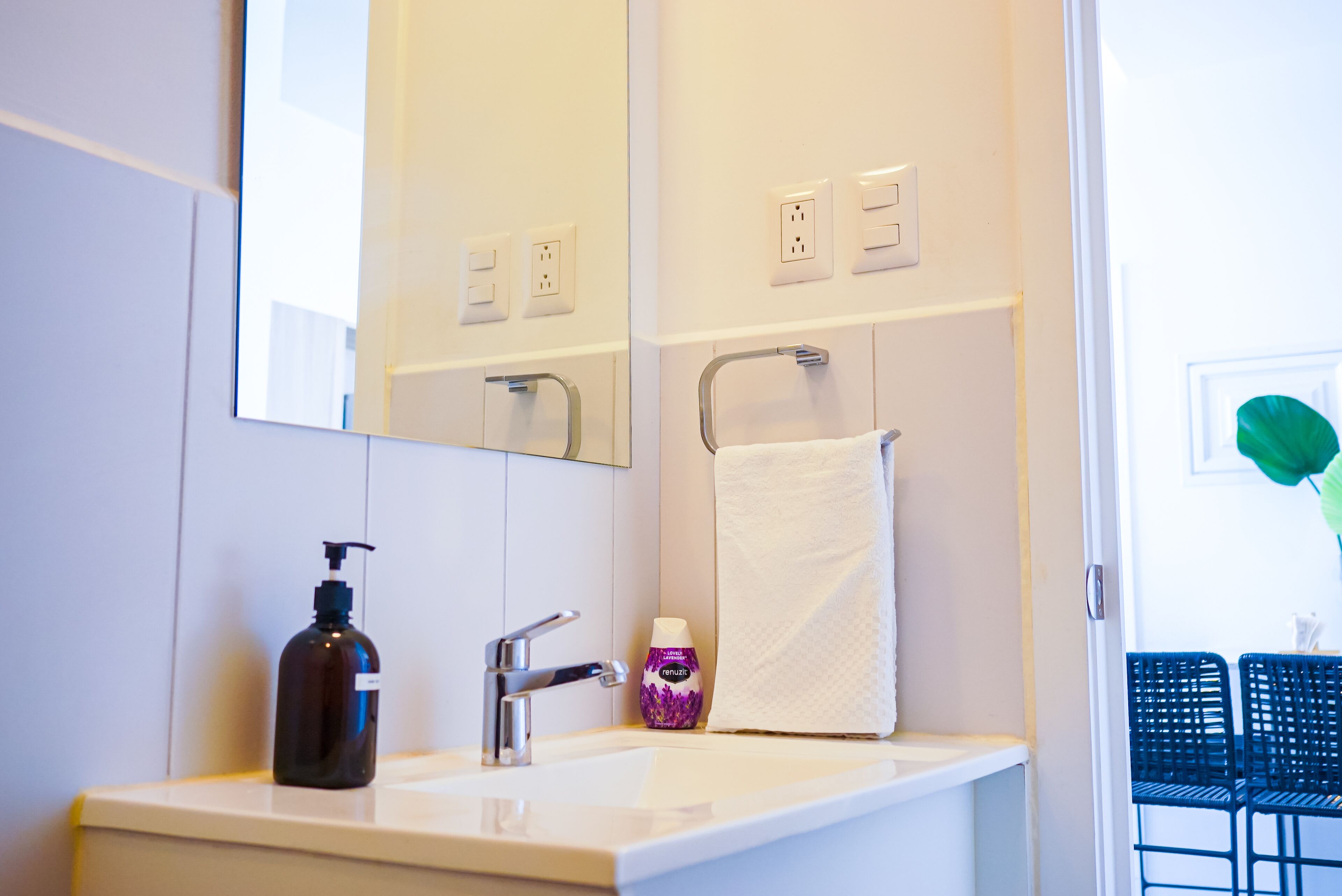 Hårtork, handdukar, tvål och schampo