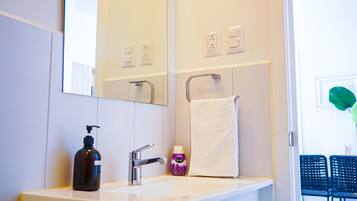 Hårtork, handdukar, tvål och schampo