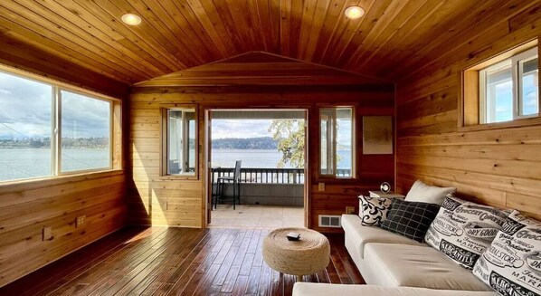Living area - Cabin ocean view studio (Port Orchard)