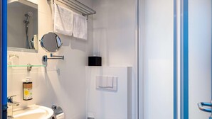A modern bathroom with a sink, toilet, and shower. - Greet Berlin Alexanderplatz (Berlin)