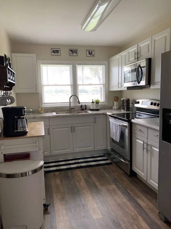 Een koelkast, een microgolfoven, een oven, een kookplaat