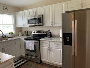 Een koelkast, een microgolfoven, een oven, een kookplaat