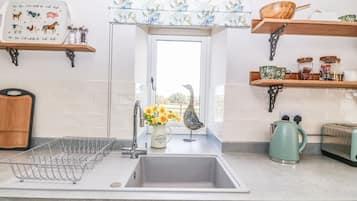 Refrigerador, lavavajillas, tetera eléctrica y tostadora