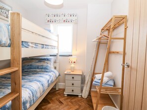 2 quartos, individualmente decorados, individualmente mobiliados