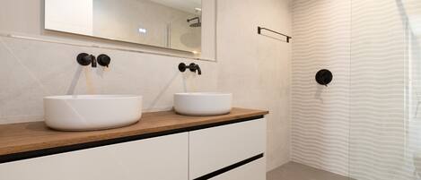 Shower, hair dryer, towels