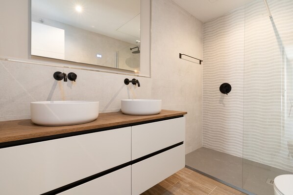 Shower, hair dryer, towels