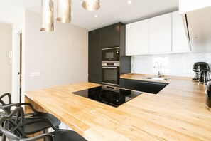 Geladeira, micro-ondas, fogão, cooktop