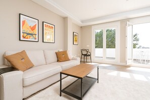 TV - Golf Gardens Miraflores - modern three bedroom apartment (Mijas Costa)