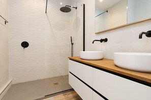 Shower, hair dryer, towels