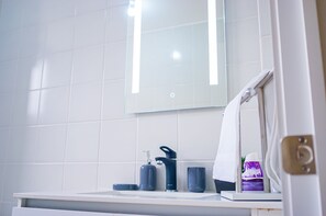 Een haardroger, handdoeken, shampoo