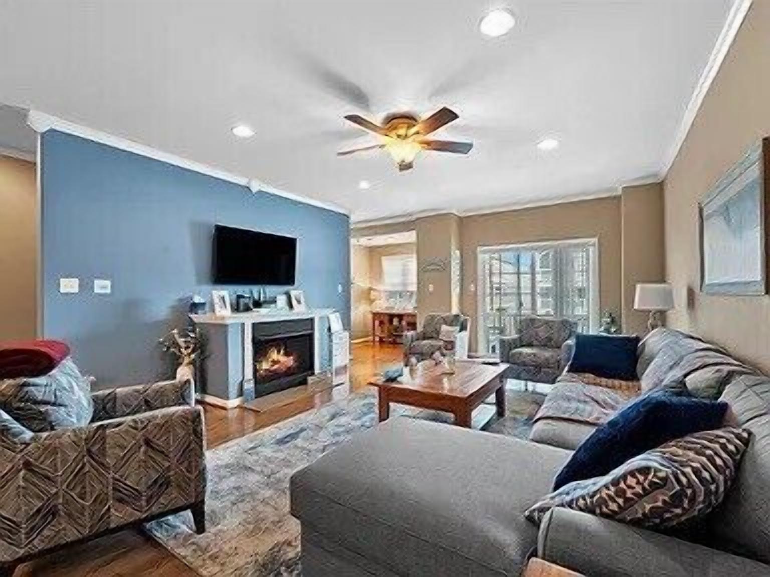 24th · XL Multi-Family Townhouse - steps to the beach!