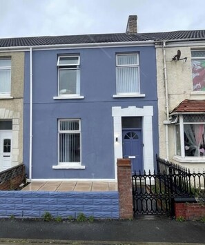 Exterior - Beach and golf course holiday home (Llanelli)