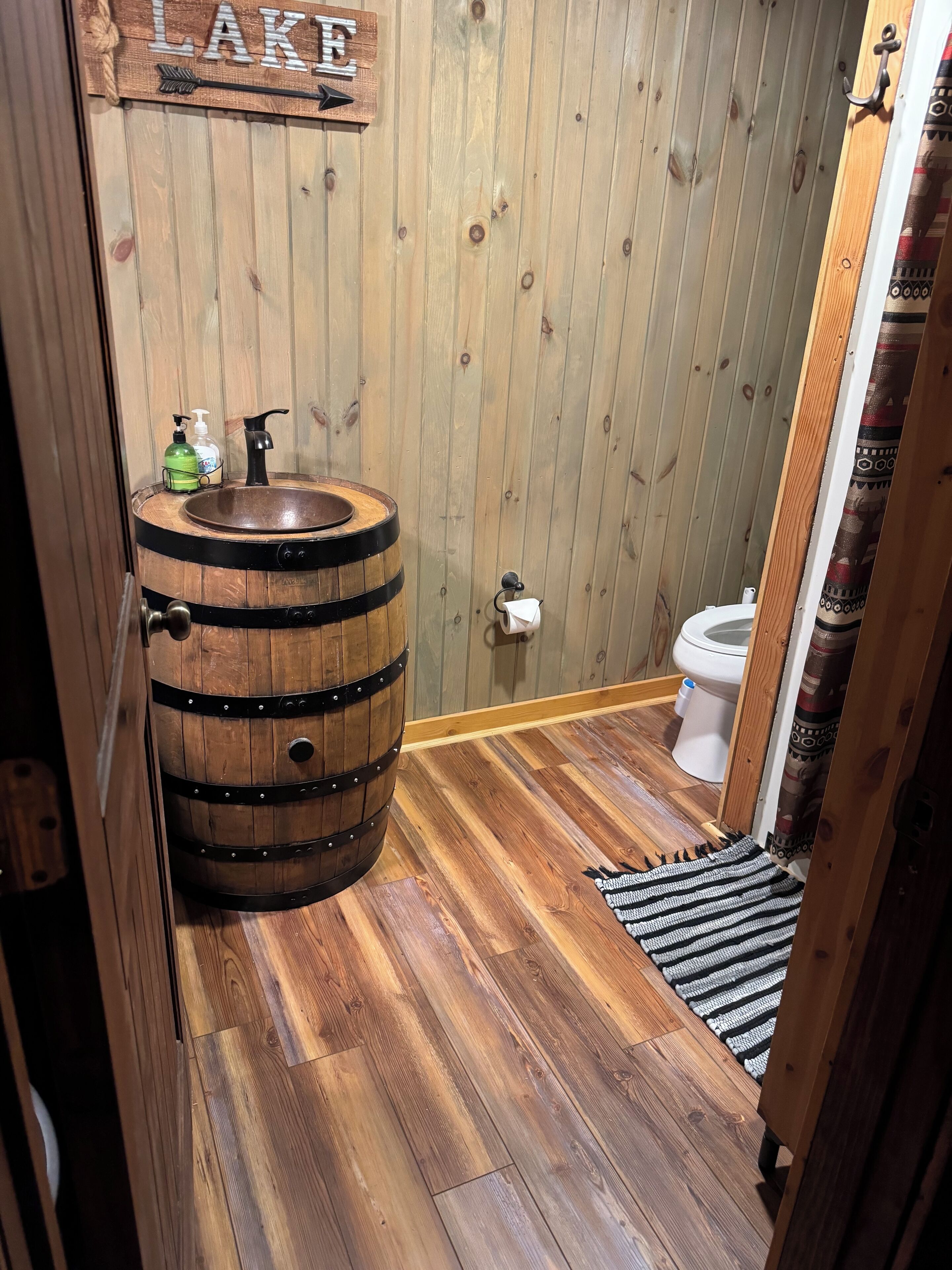 Douche, séchoir à cheveux, serviettes fournies, savon